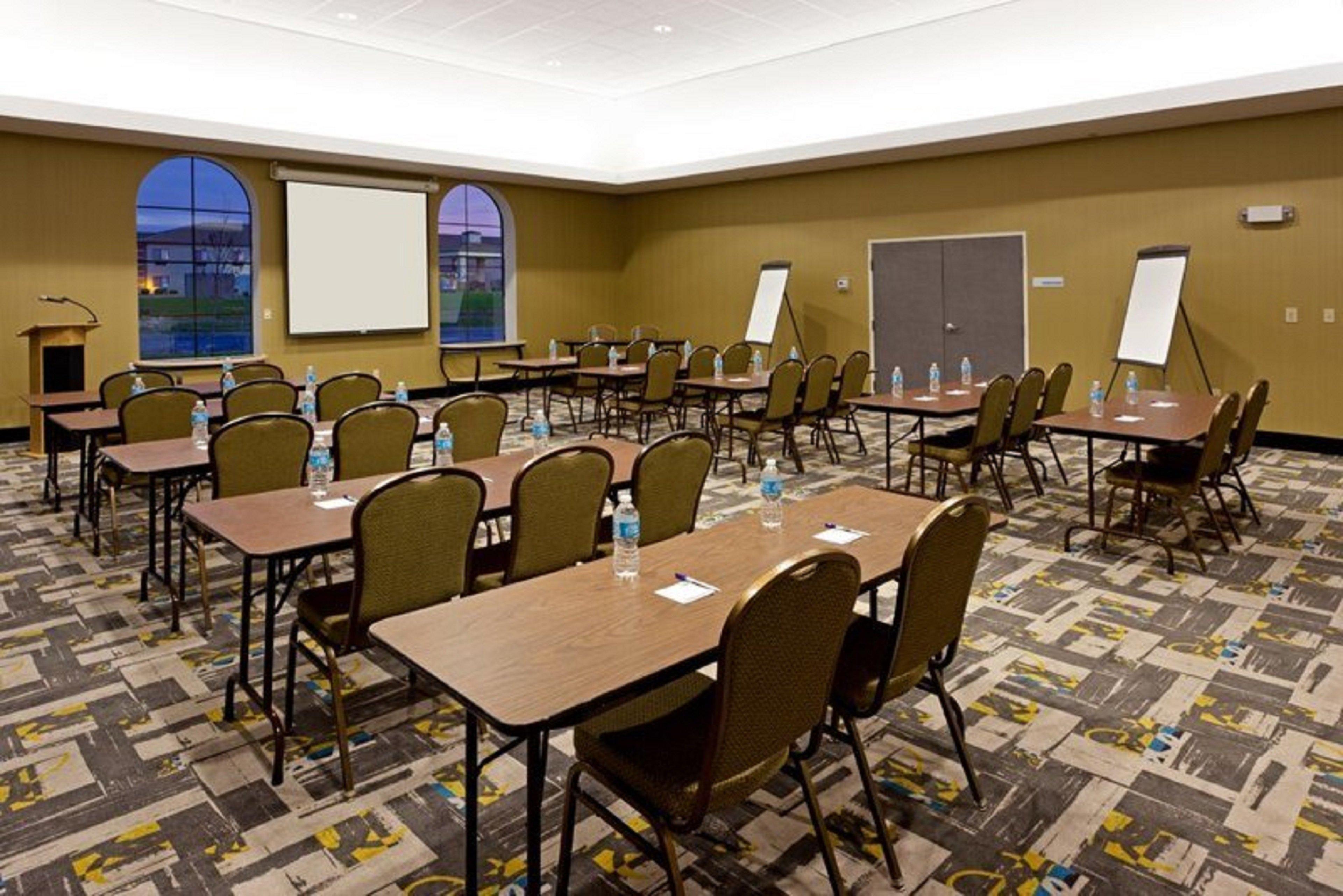 Holiday Inn Express And Suites Batavia By Ihg Buitenkant foto